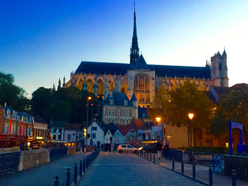 Le quartier des restaurants et bars d'Amiens donne sur la cathédrale Notre-Dame d'Amiens

