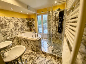 Plein Ciel offre tout en marbre, une salle de bains avec baignoire balnéo, douche à effet pluie hydromassante et une deuxième toilette