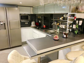 Cozy Cave modern high-end kitchen fully equipped with bar, welcome basket!
